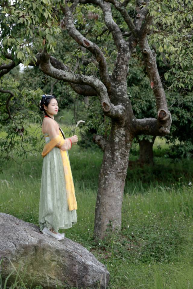 古装美女漫步庭院悠然自得写真