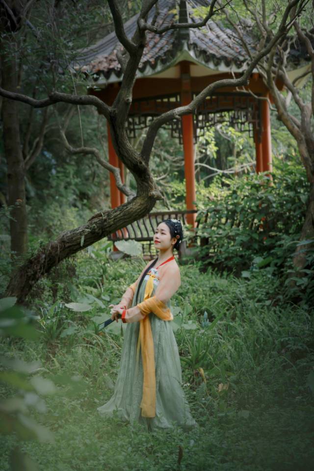 古装美女漫步庭院悠然自得写真