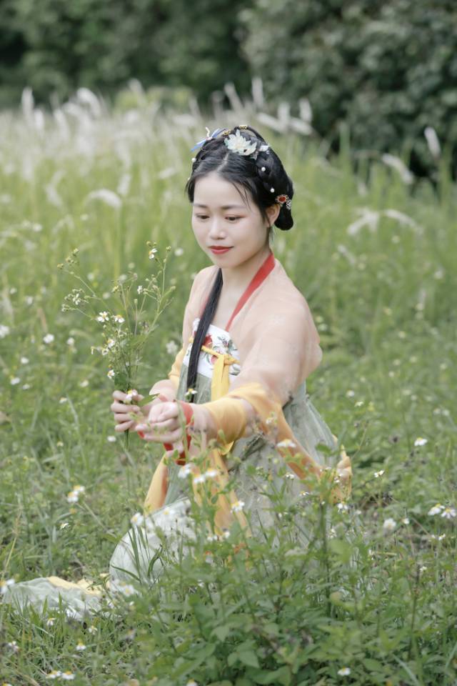 古装美女漫步庭院悠然自得写真