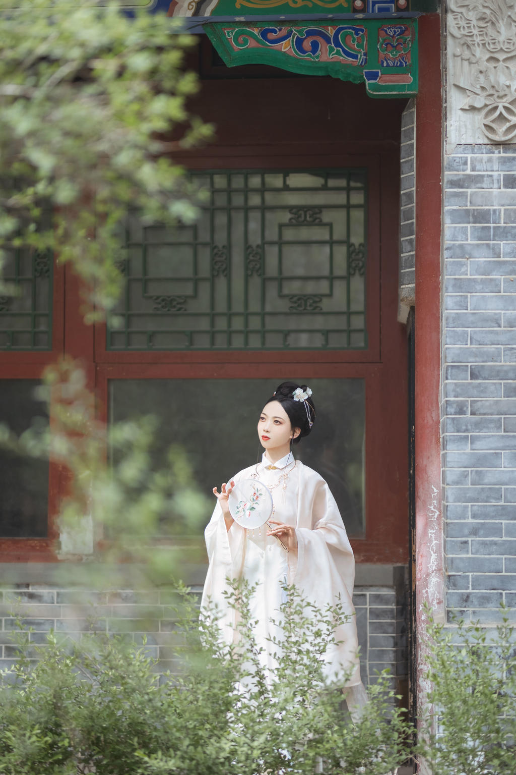 古装美女白衣飘飘端庄典雅图片