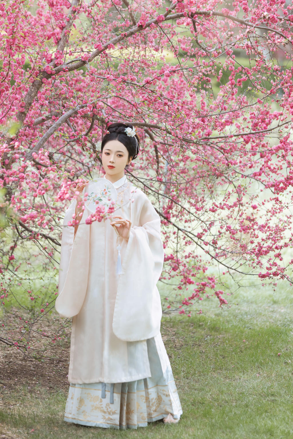 古装美女白衣飘飘端庄典雅图片