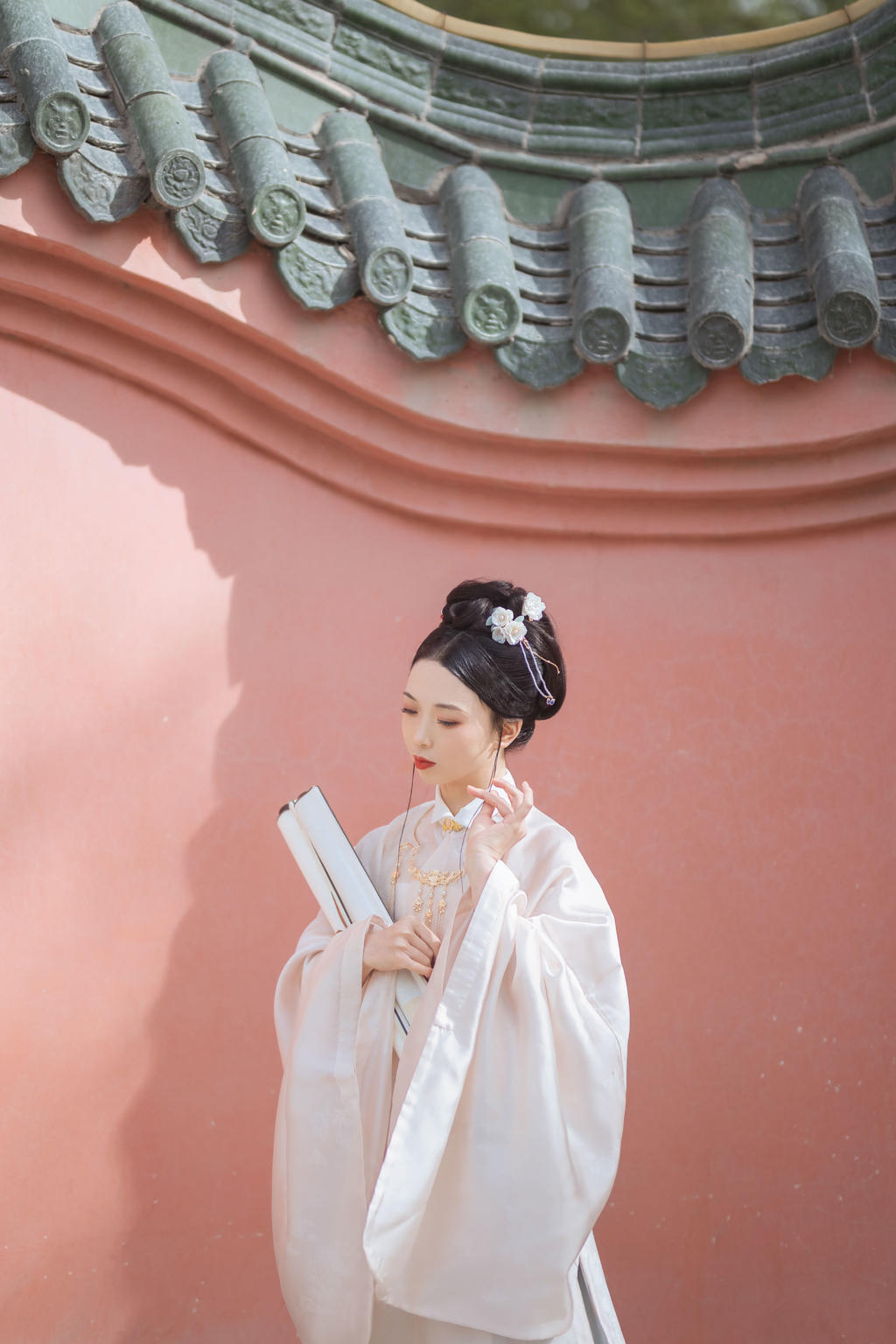 古装美女白衣飘飘端庄典雅图片