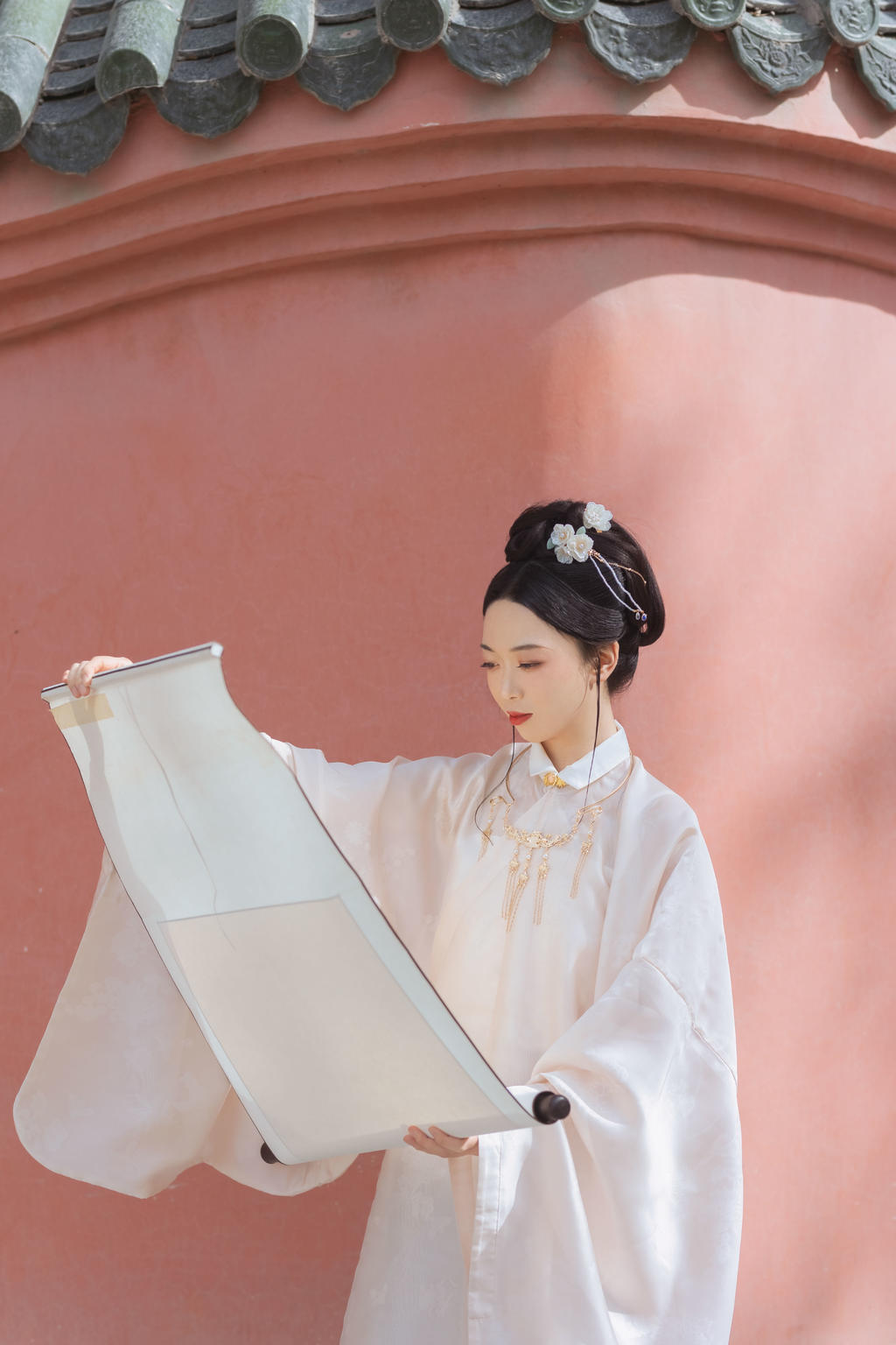 古装美女白衣飘飘端庄典雅图片