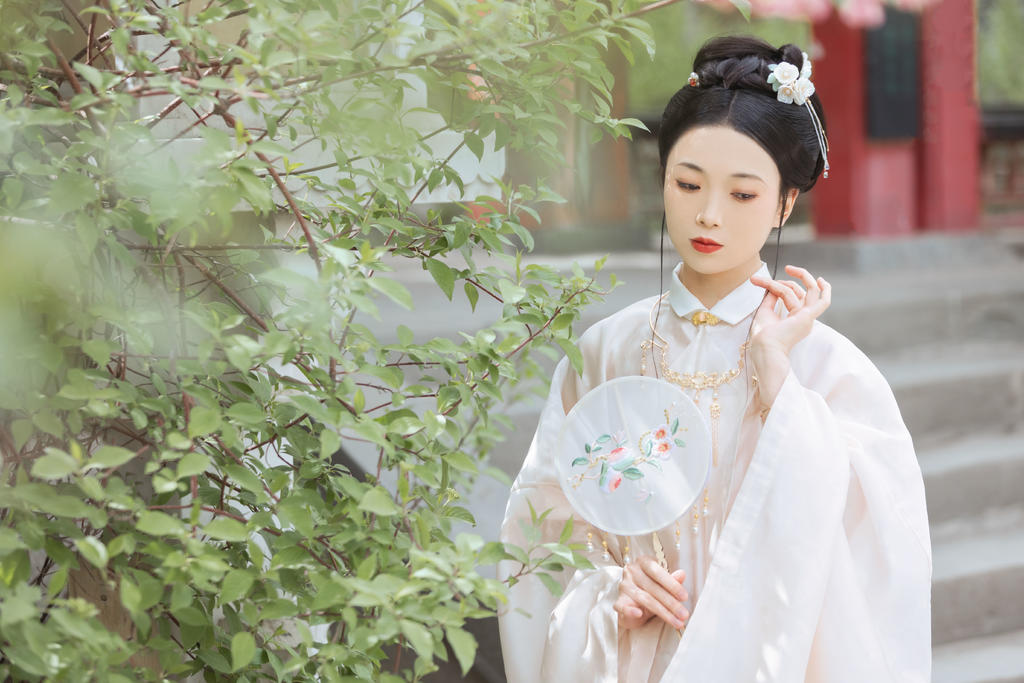 古装美女白衣飘飘端庄典雅图片