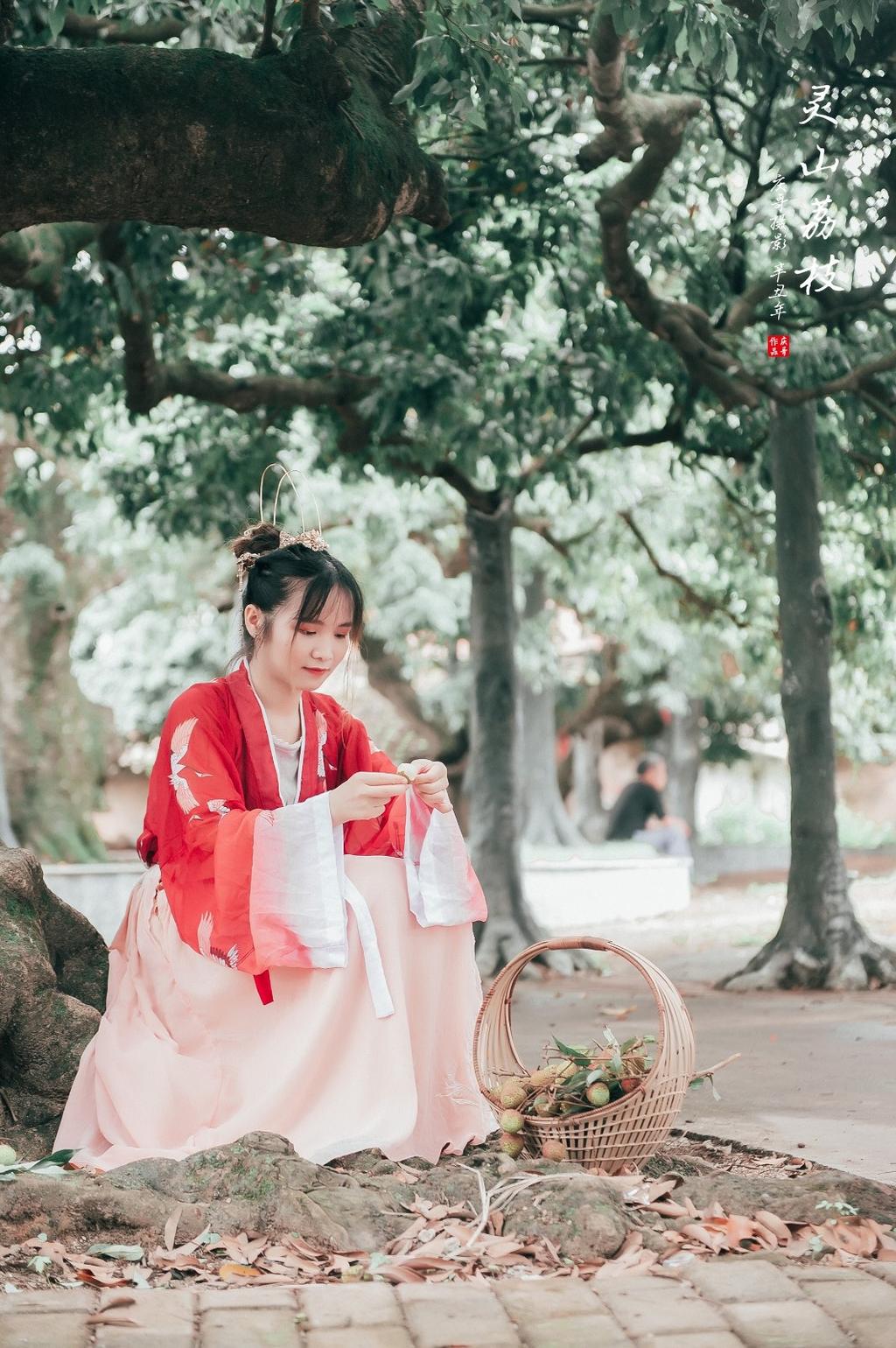 娇小玲珑汉服美女红妆素裹图片