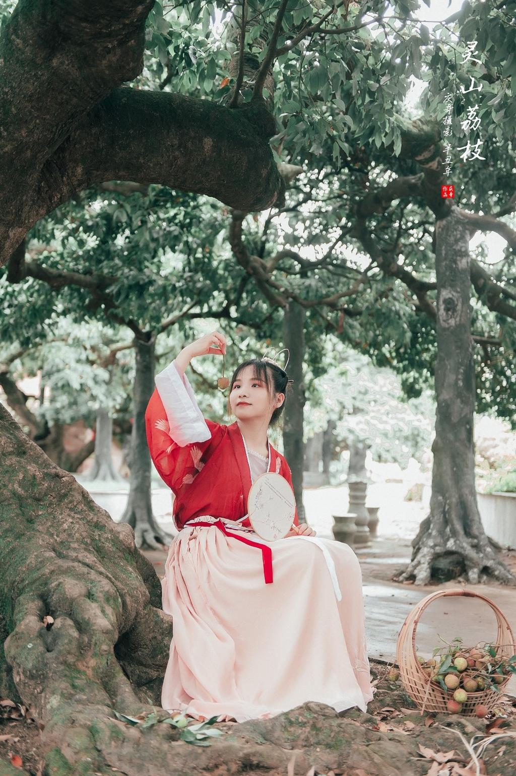 娇小玲珑汉服美女红妆素裹图片