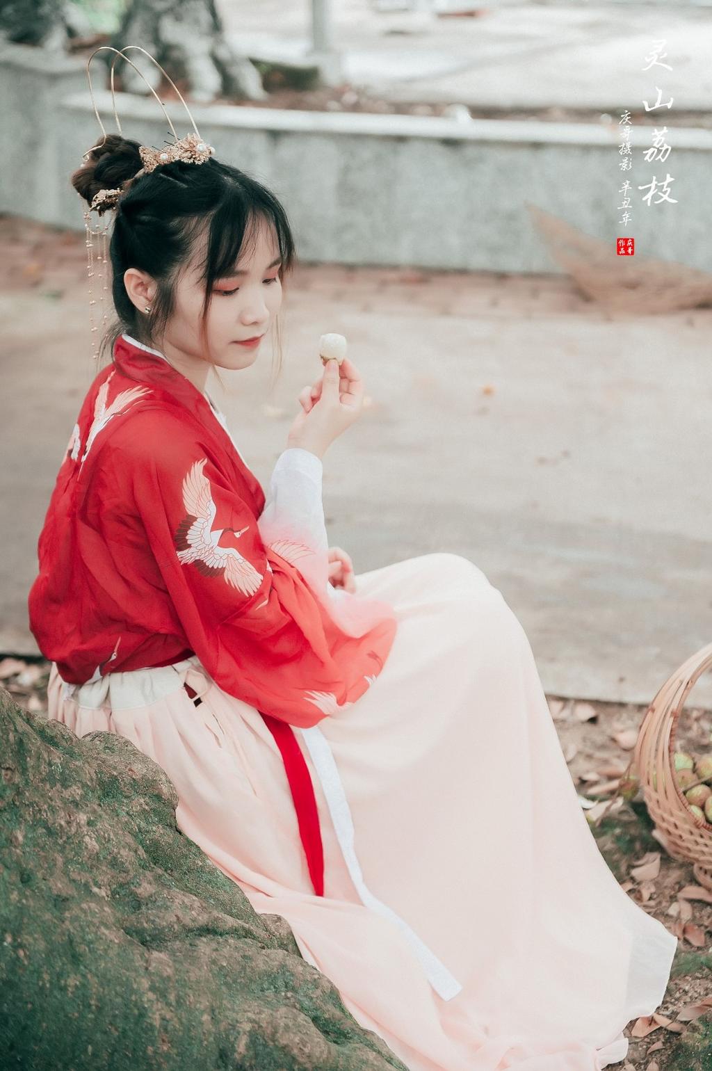 娇小玲珑汉服美女红妆素裹图片