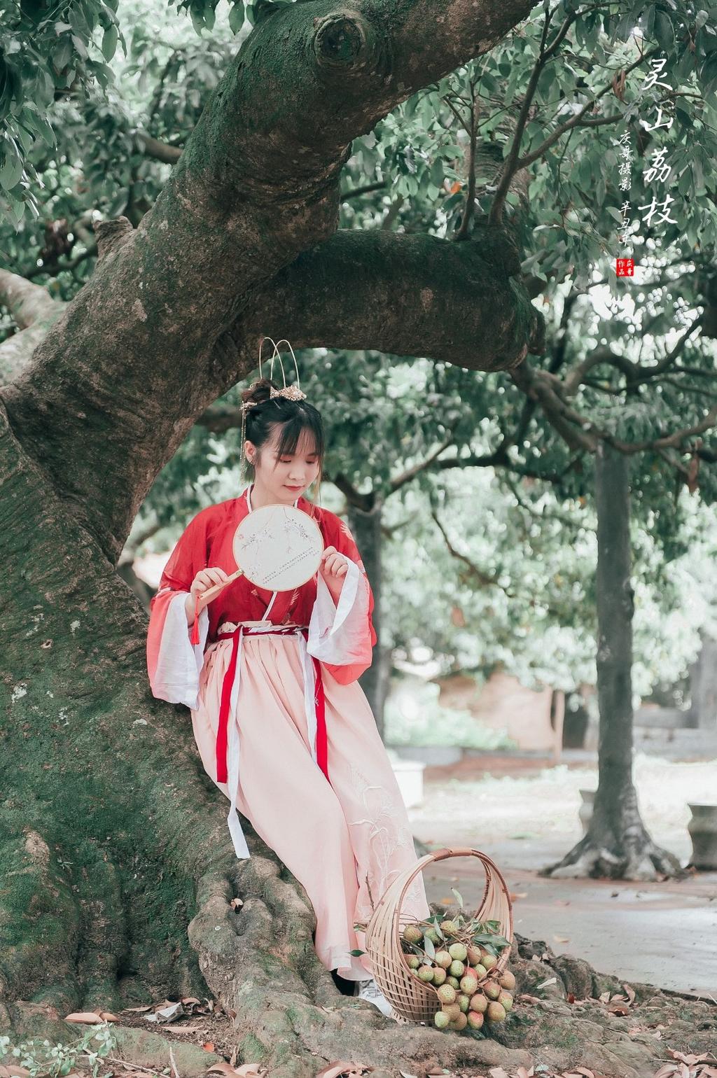 娇小玲珑汉服美女红妆素裹图片