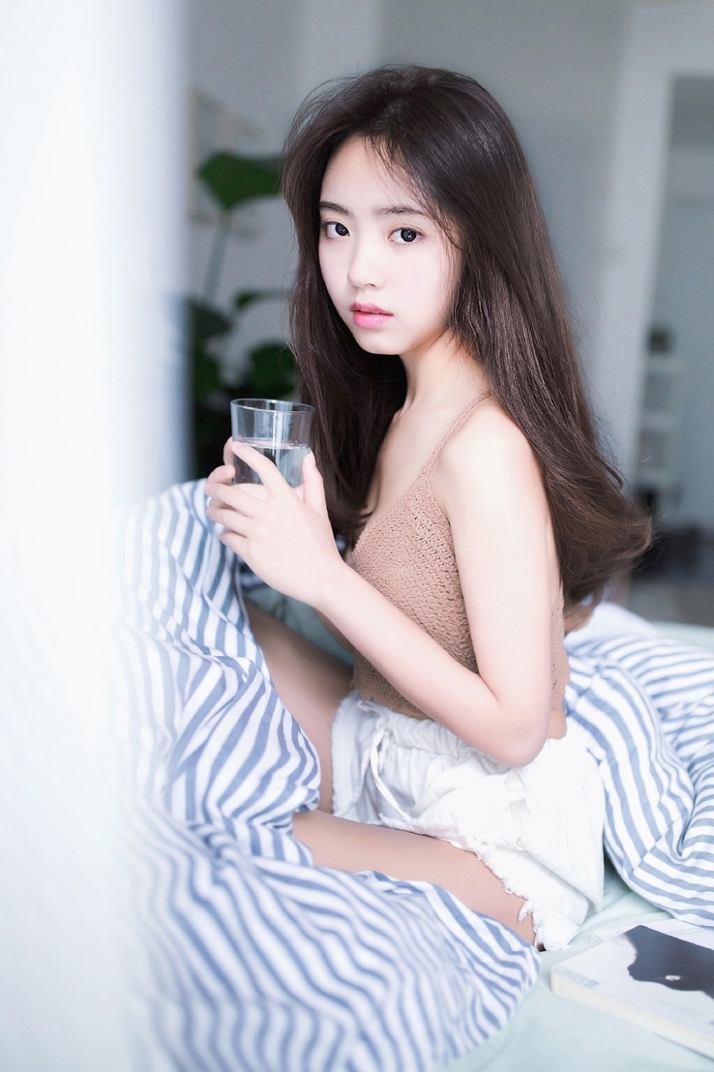 早安少女长发披肩慵懒随性图片