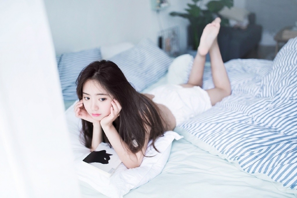 早安少女长发披肩慵懒随性图片