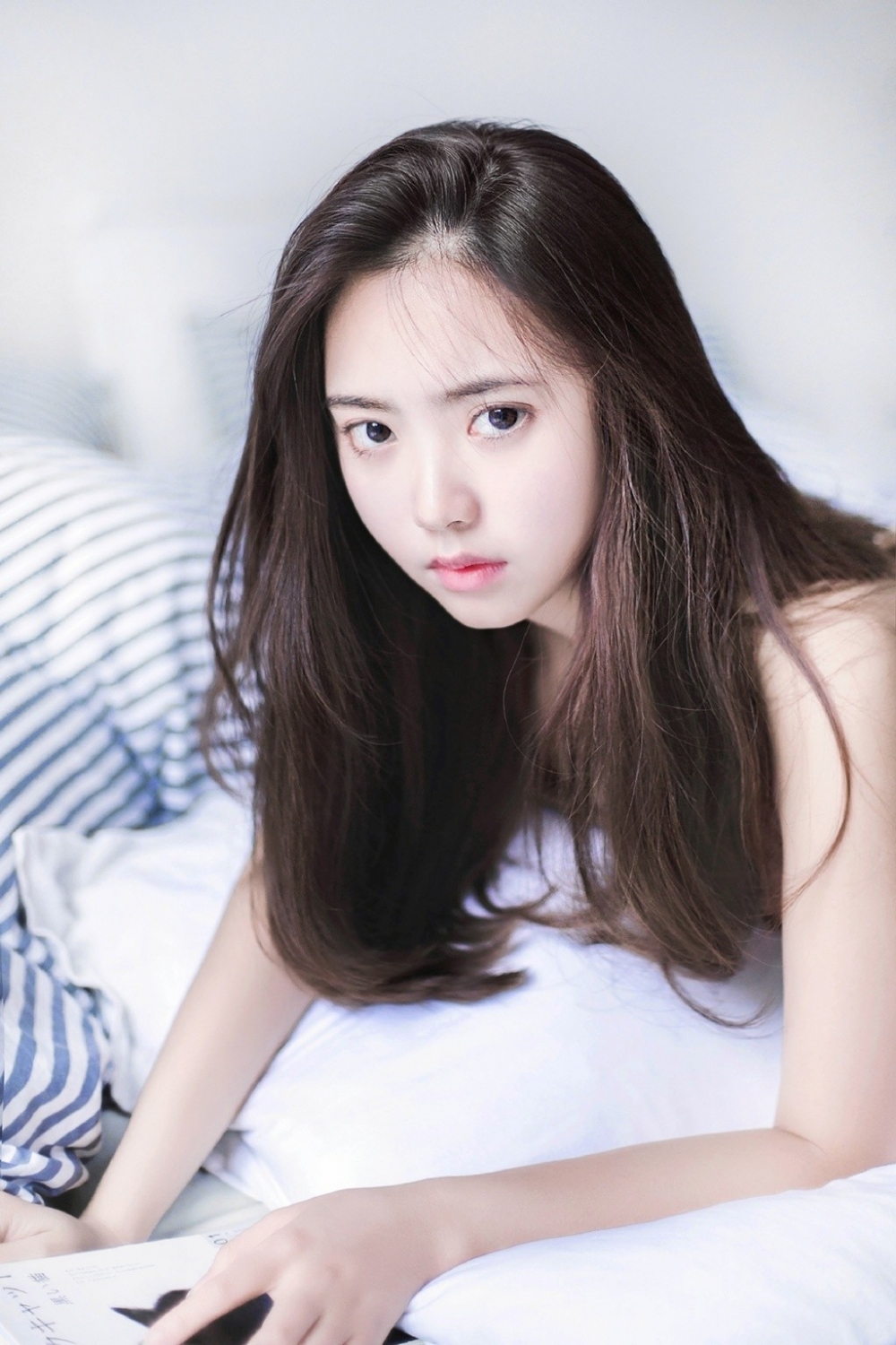 早安少女长发披肩慵懒随性图片