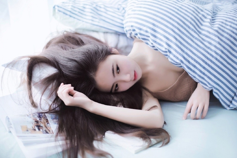 早安少女长发披肩慵懒随性图片