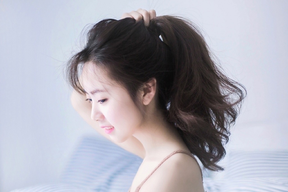 早安少女长发披肩慵懒随性图片