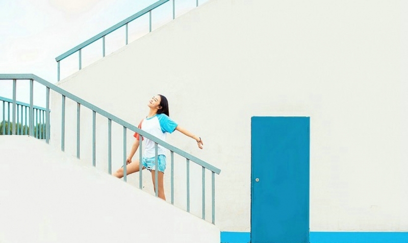 短发美女牛仔热裤修长美腿写真