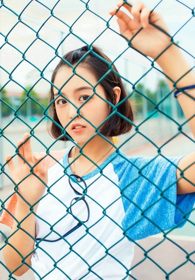 短发美女牛仔热裤修长美腿写真