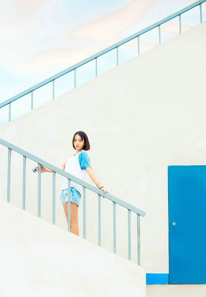 短发美女牛仔热裤修长美腿写真