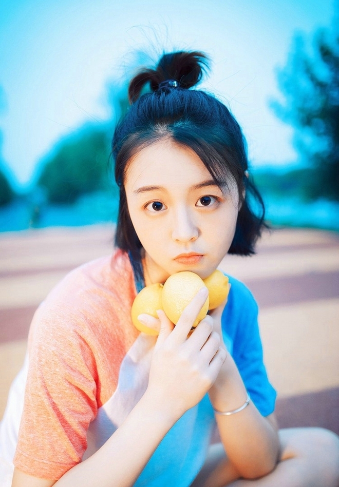 短发美女牛仔热裤修长美腿写真