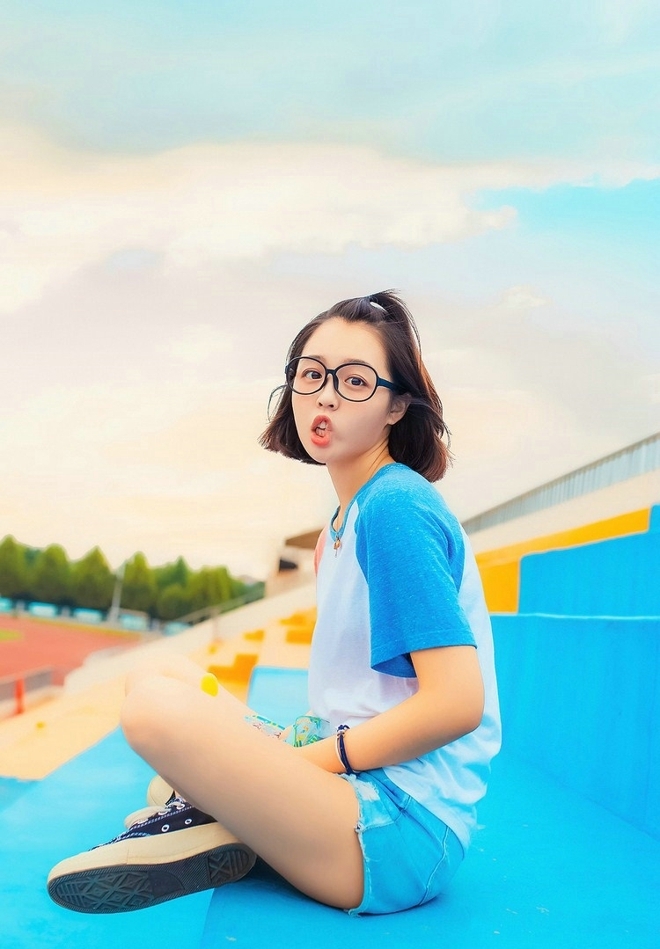 短发美女牛仔热裤修长美腿写真