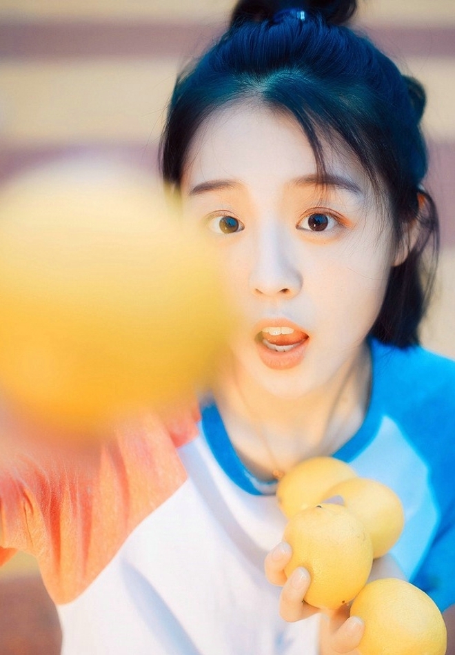 短发美女牛仔热裤修长美腿写真