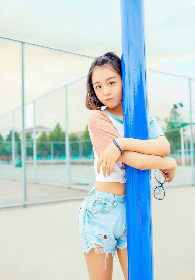 短发美女牛仔热裤修长美腿写真