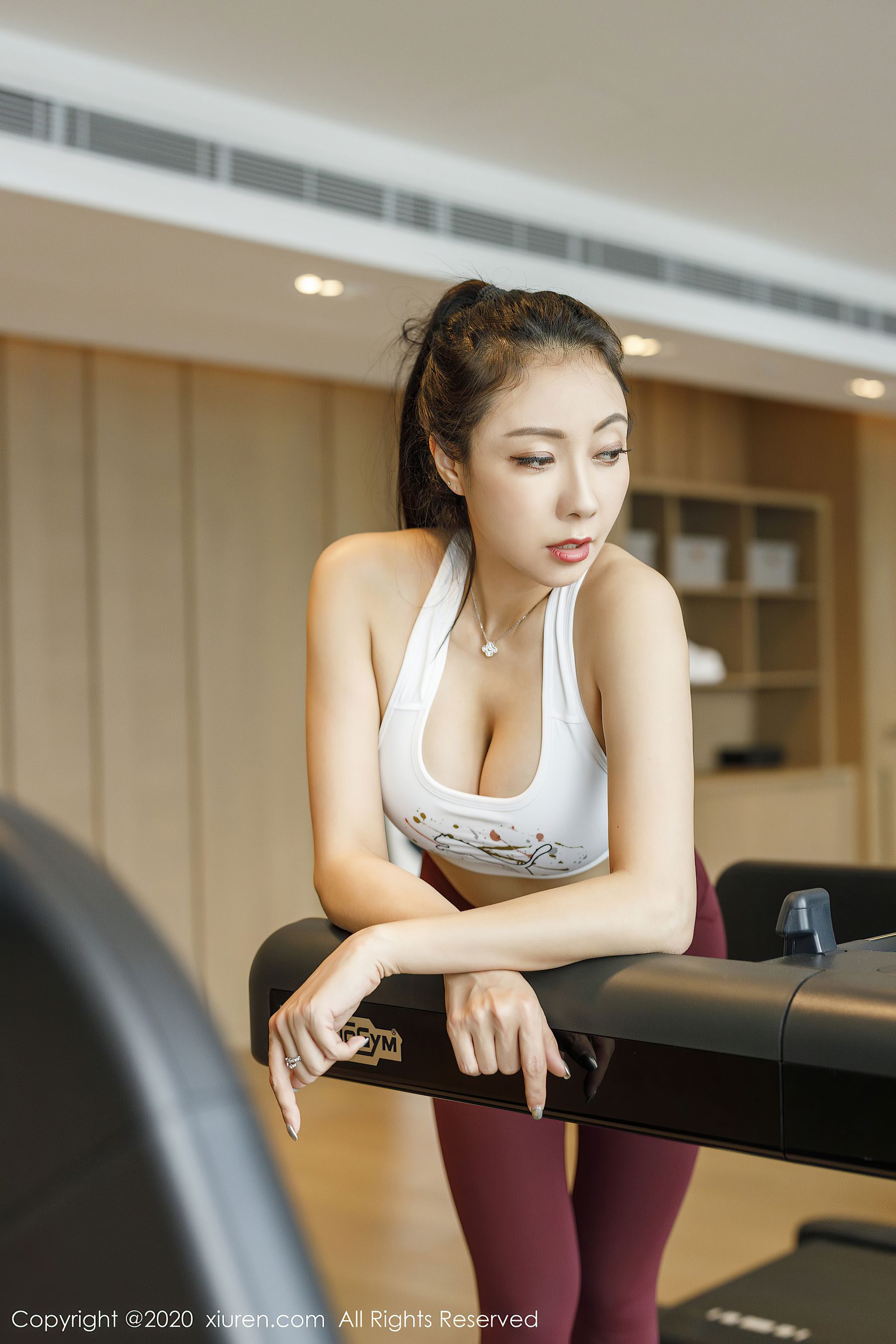 [秀人XIUREN] No.2332 果儿Victoria - 时尚运动内衣与极致丝袜