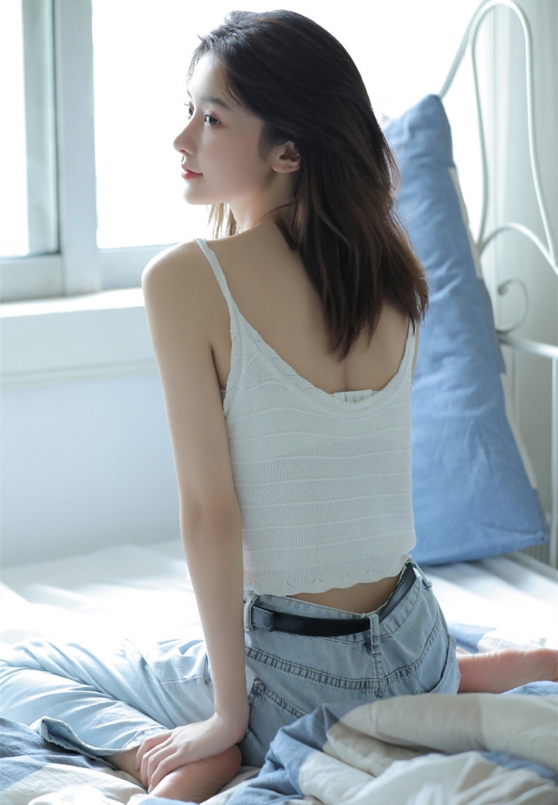 牛仔裤小姐姐吊带香肩床上写真