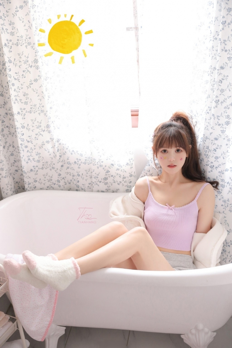 高马尾美少女小蛮腰大长腿写真