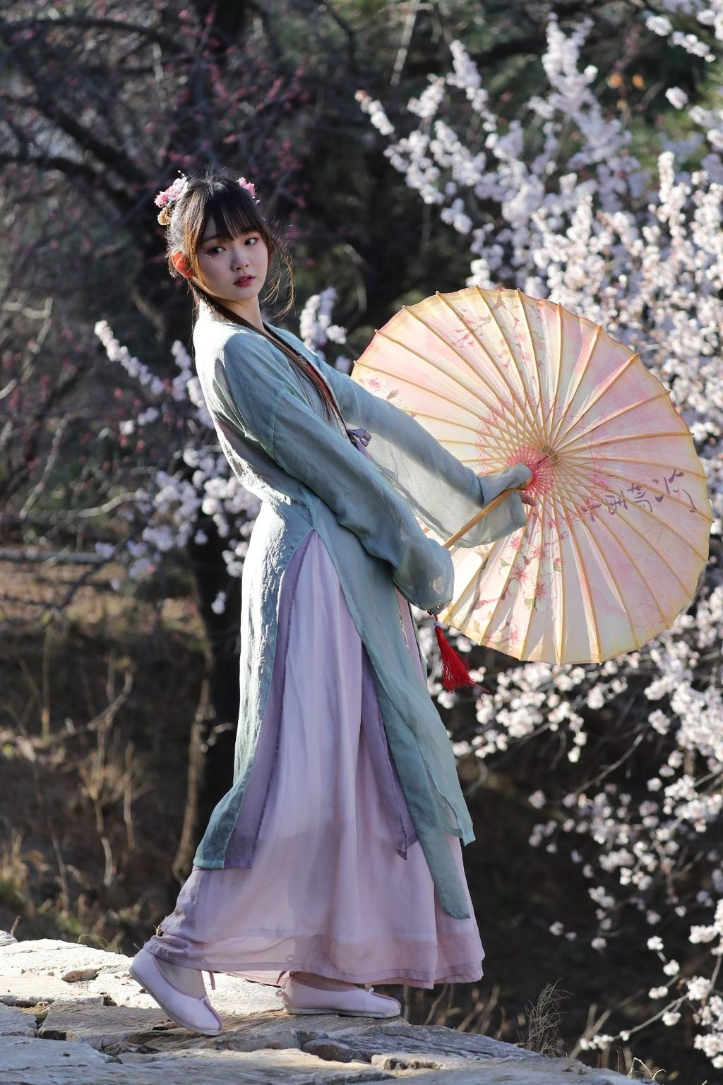 汉服美女桃花树下唯美浪漫图片