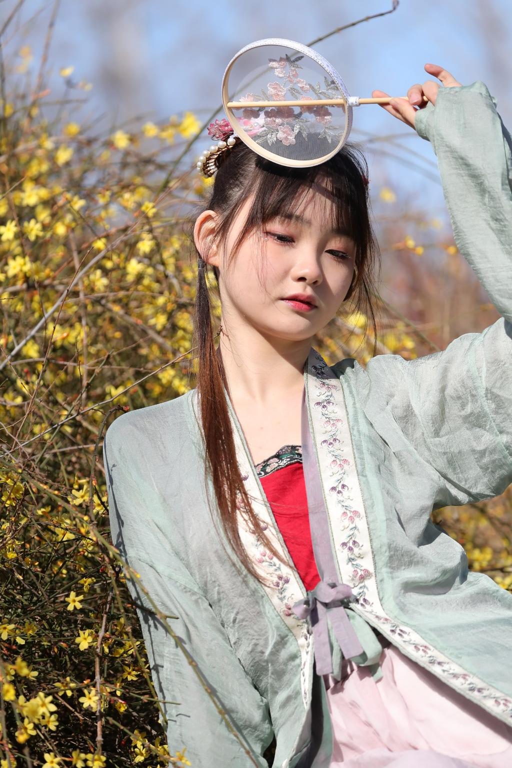 汉服美女桃花树下唯美浪漫图片