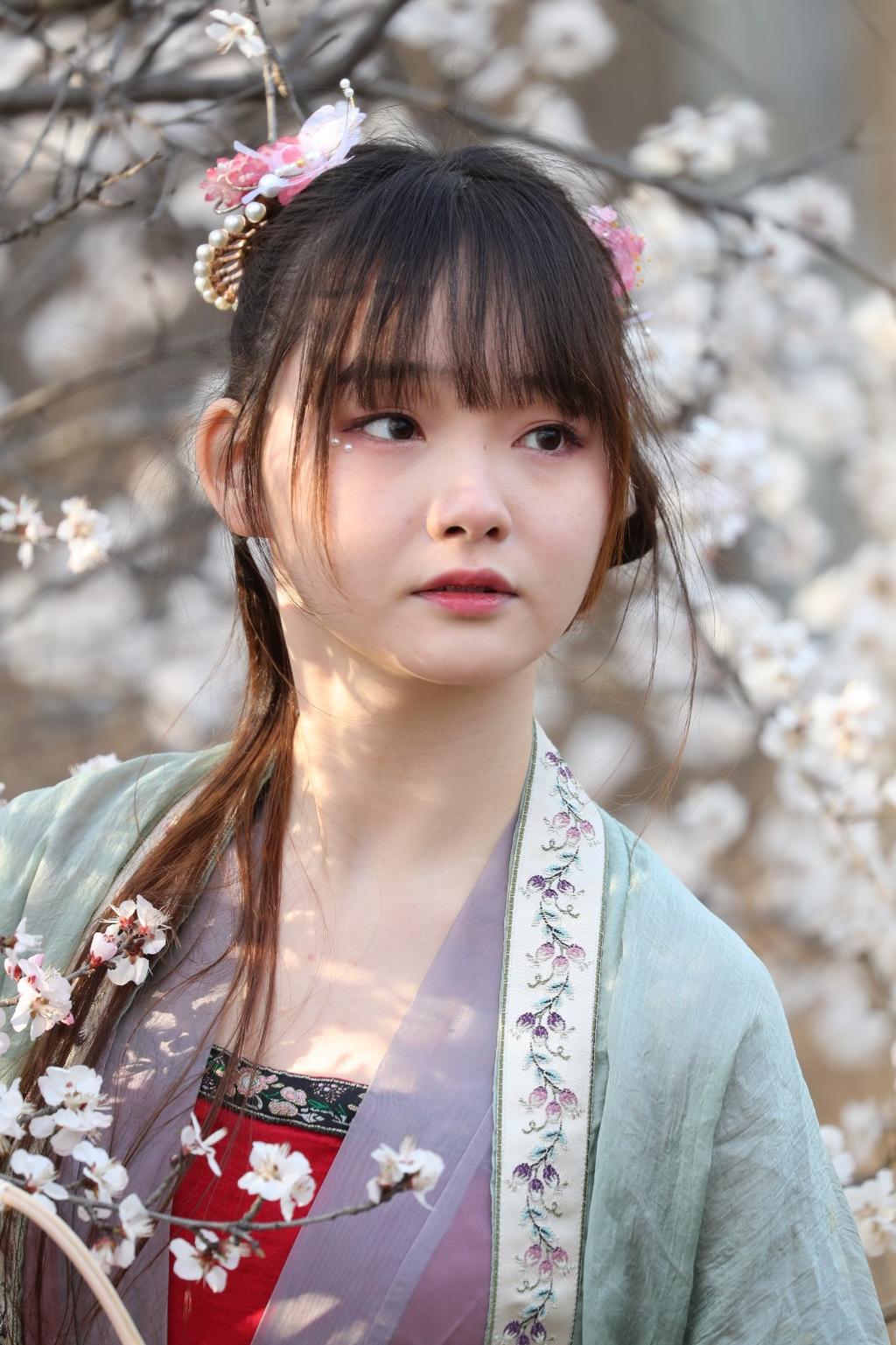 汉服美女桃花树下唯美浪漫图片