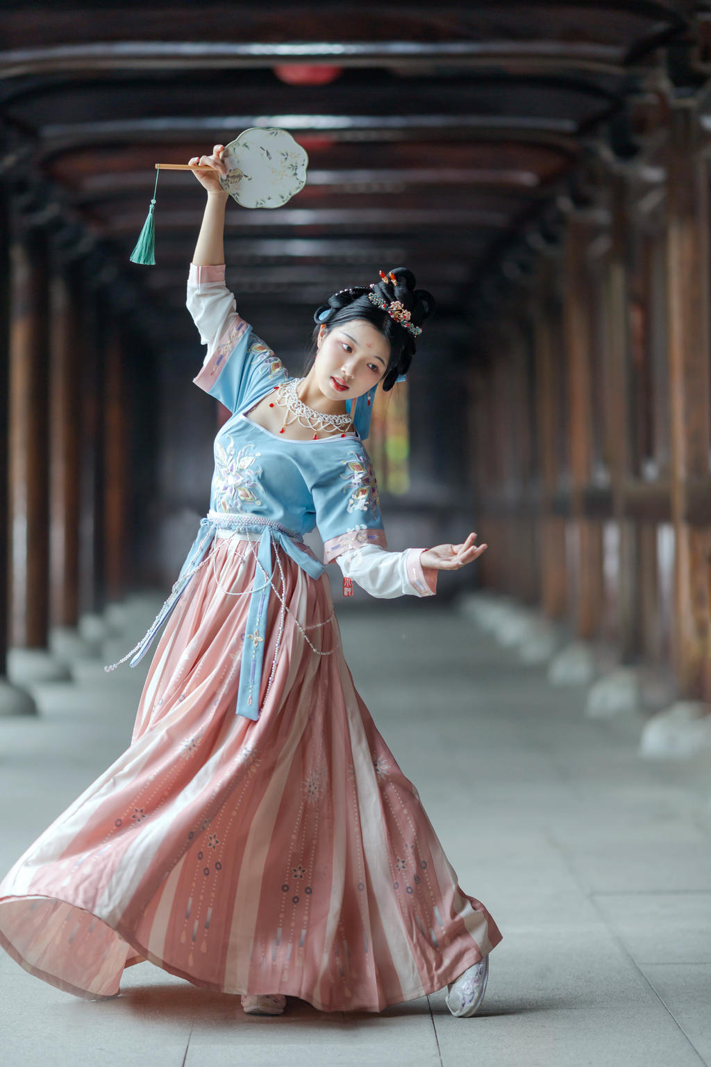 汉服美女翩翩起舞唯美古风摄影