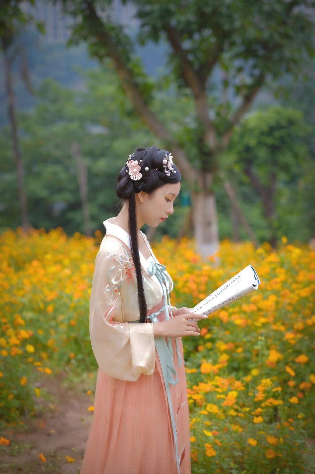 花海中的汉服美女清新脱俗写真