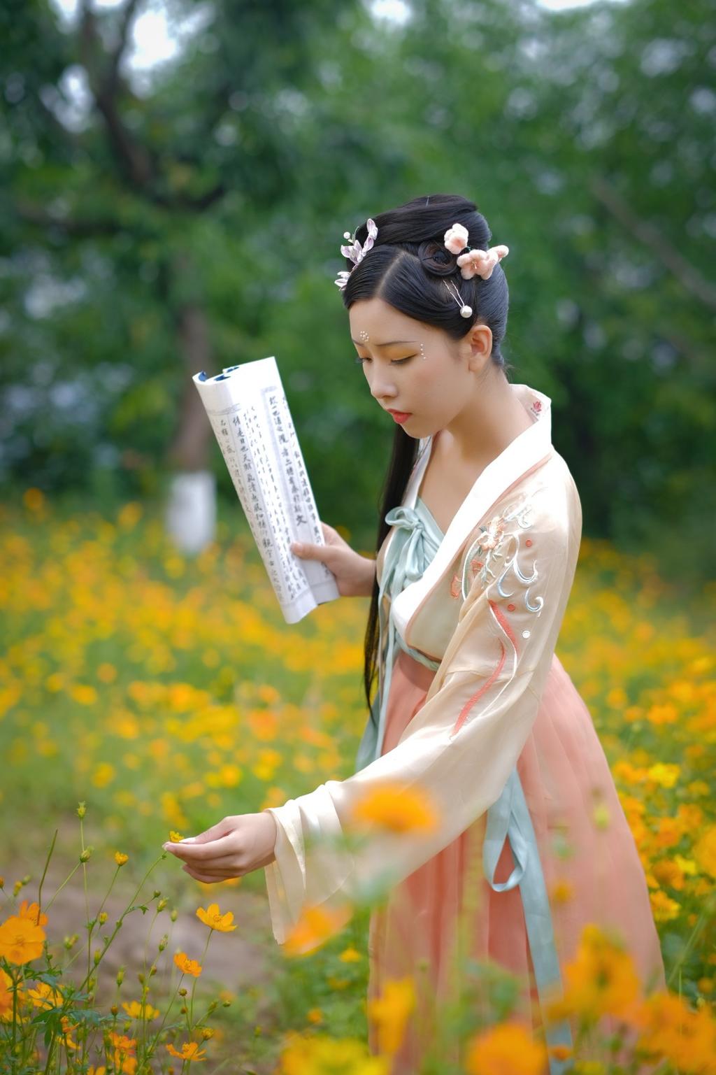 花海中的汉服美女清新脱俗写真