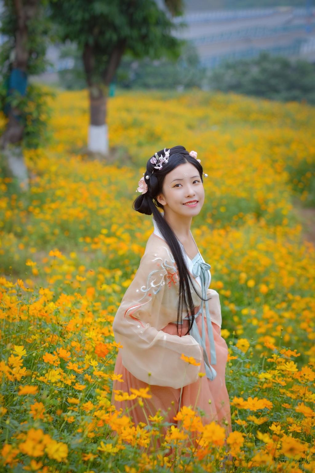 花海中的汉服美女清新脱俗写真