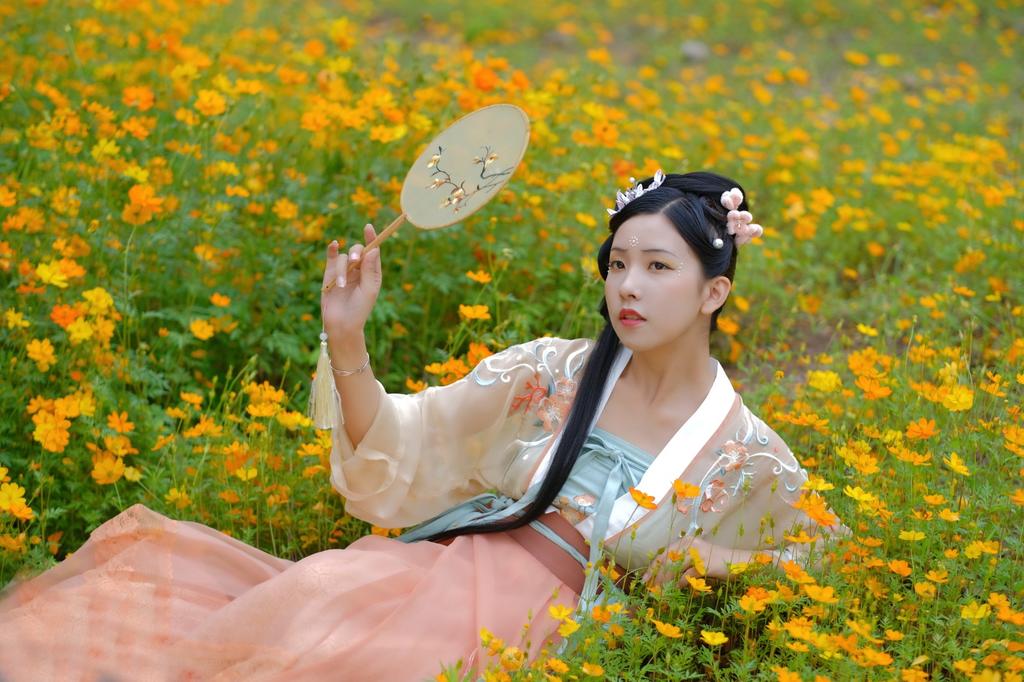 花海中的汉服美女清新脱俗写真