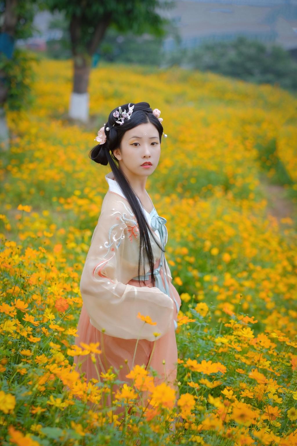 花海中的汉服美女清新脱俗写真