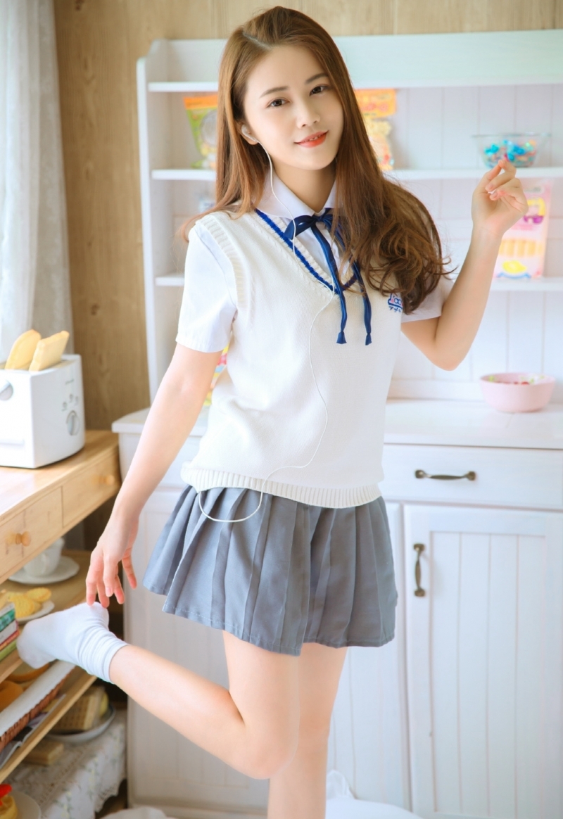 金发美女学生制服清新迷人写真