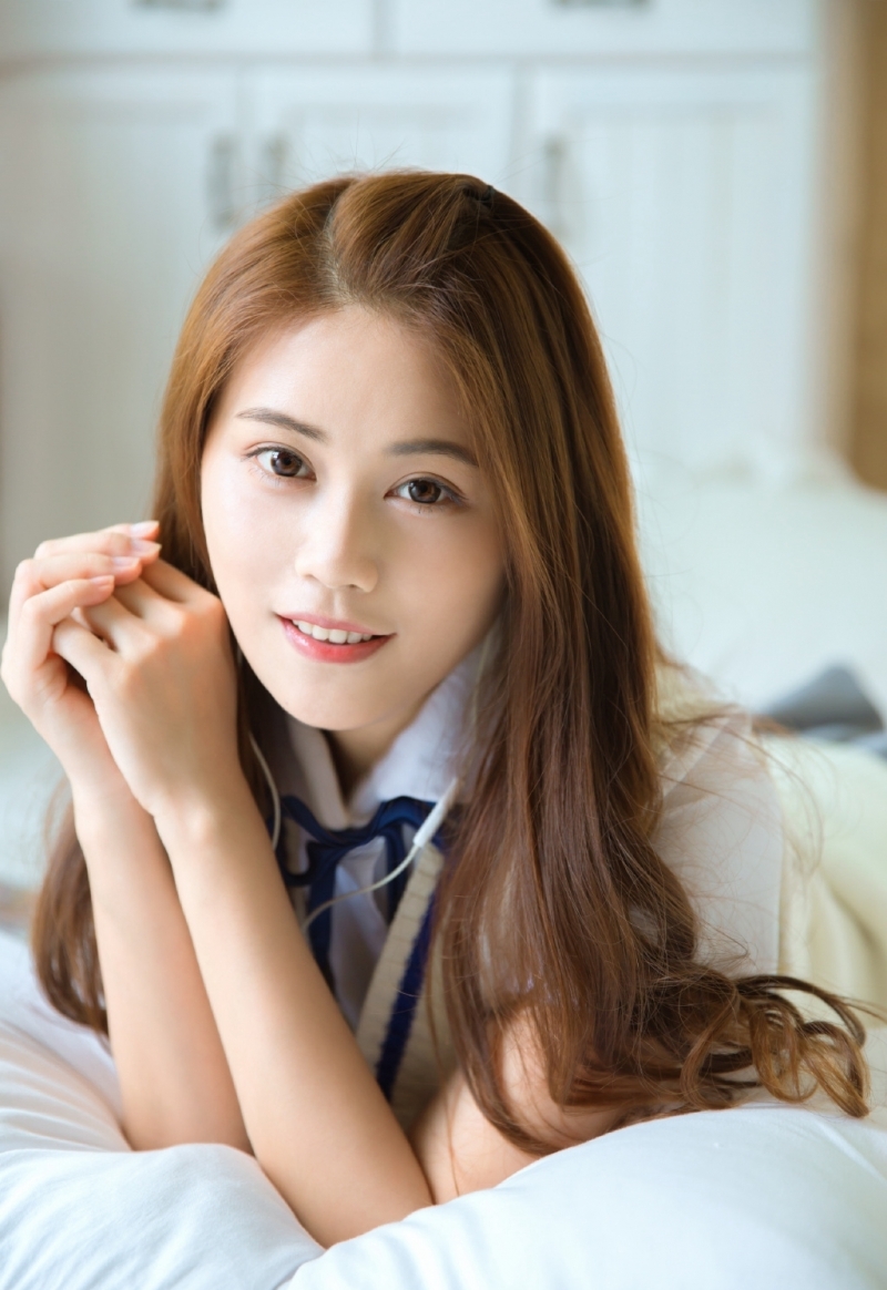 金发美女学生制服清新迷人写真