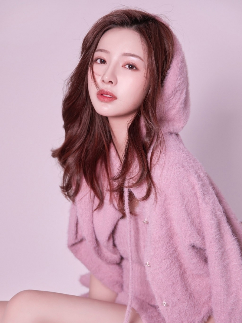 波浪卷发美女御姐香肩美腿写真