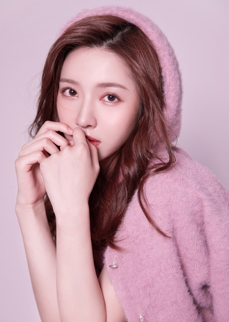 波浪卷发美女御姐香肩美腿写真