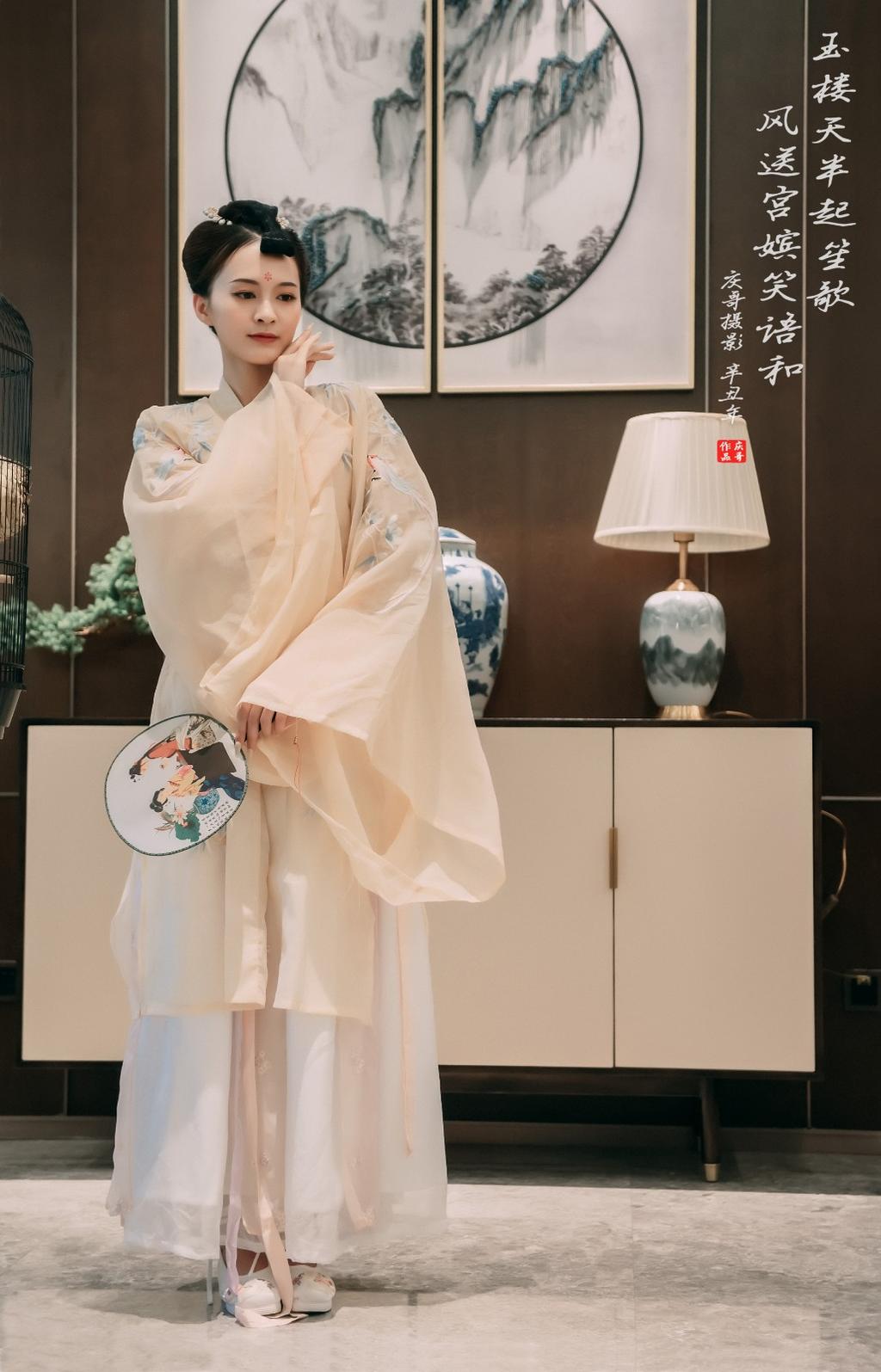 古装美女俏丽容貌婀娜身姿图片