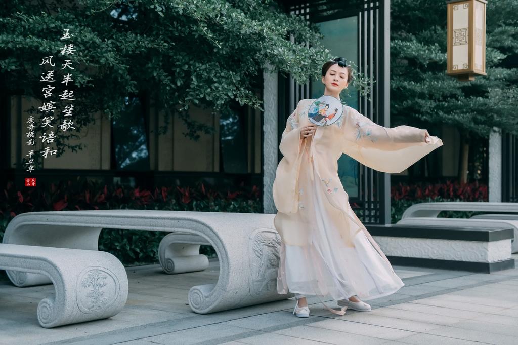 古装美女俏丽容貌婀娜身姿图片