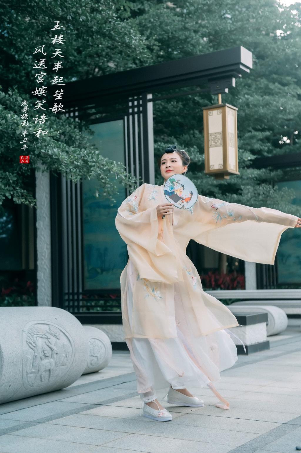 古装美女俏丽容貌婀娜身姿图片