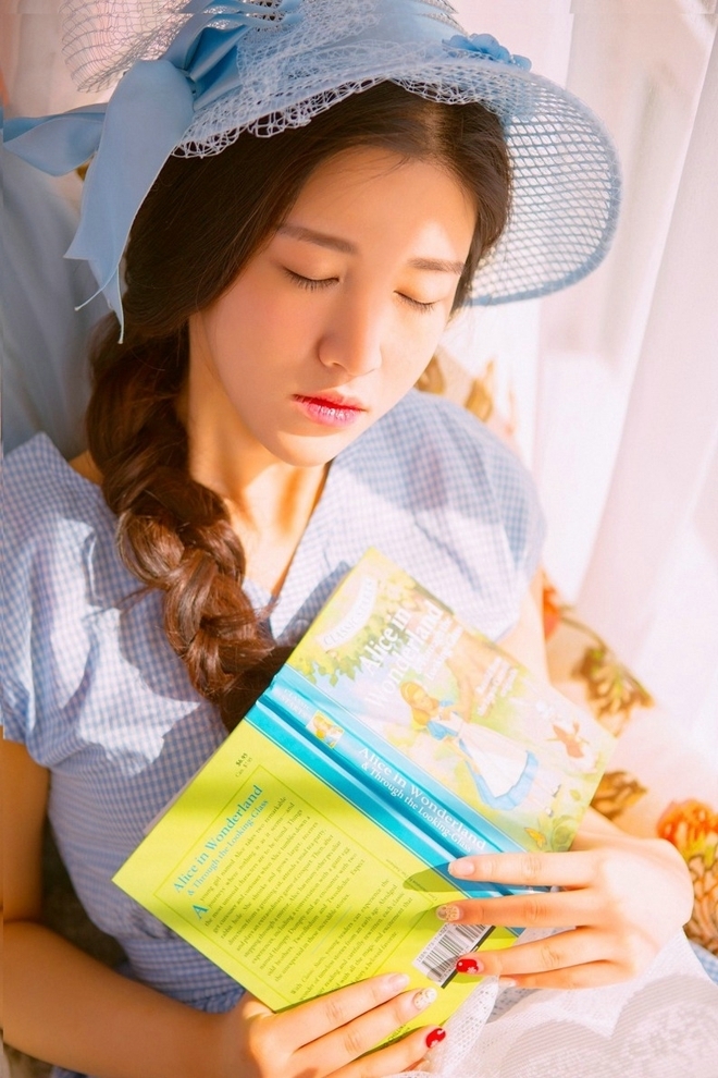 麻花辫小姐姐红唇雪肤精选图片