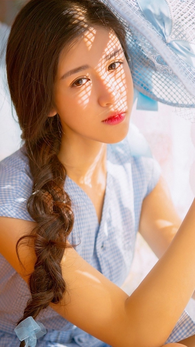 麻花辫小姐姐红唇雪肤精选图片