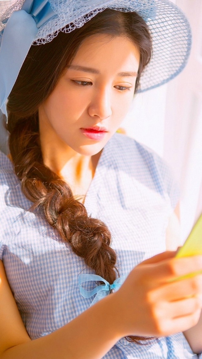 麻花辫小姐姐红唇雪肤精选图片