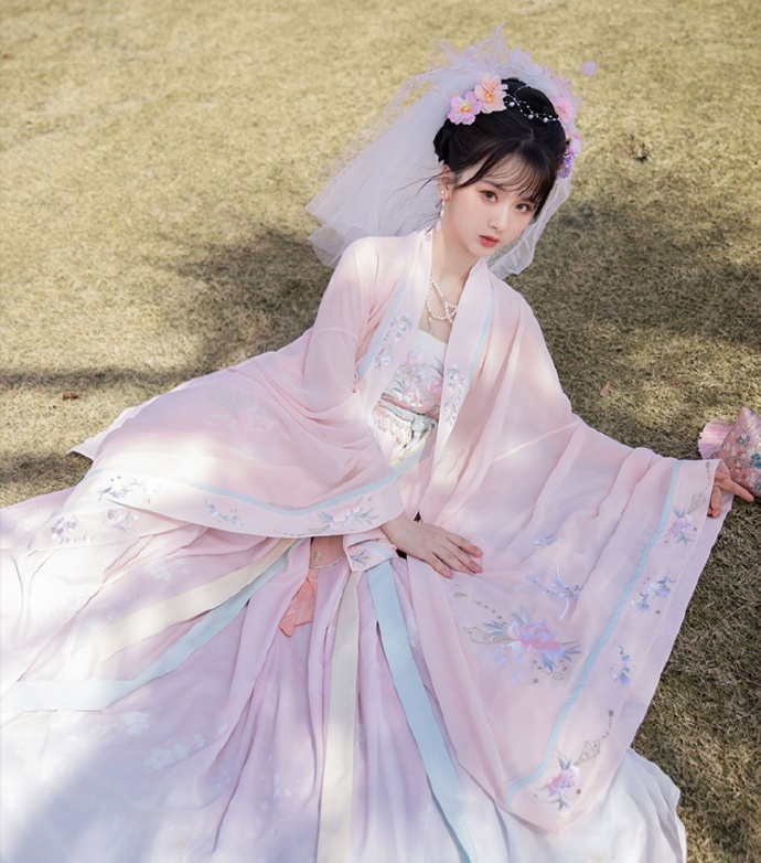 草地上的汉服美女娇艳欲滴写真