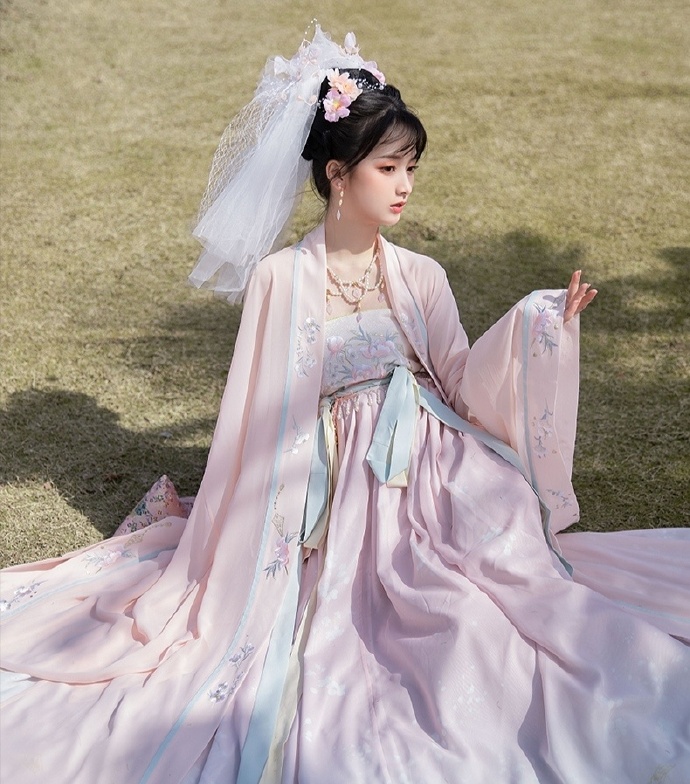 草地上的汉服美女娇艳欲滴写真