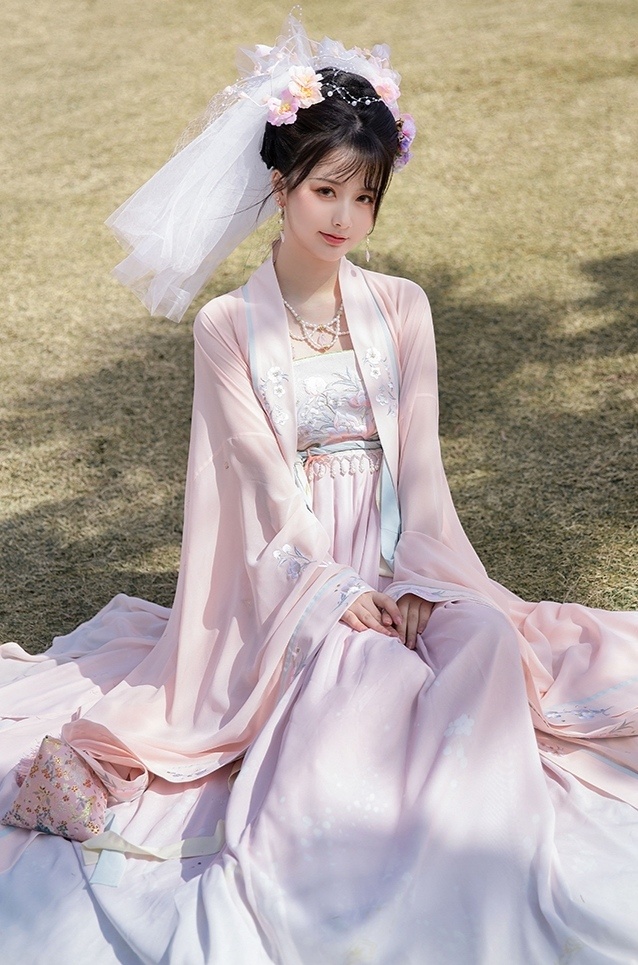 草地上的汉服美女娇艳欲滴写真