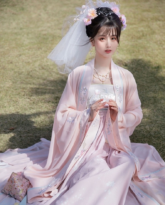 草地上的汉服美女娇艳欲滴写真